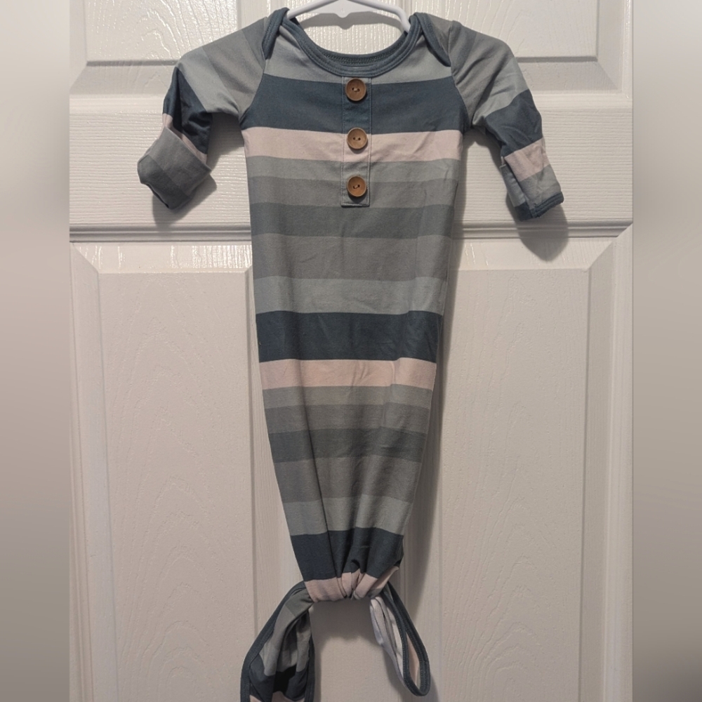 Caden Lane Knotted Gown with Hat